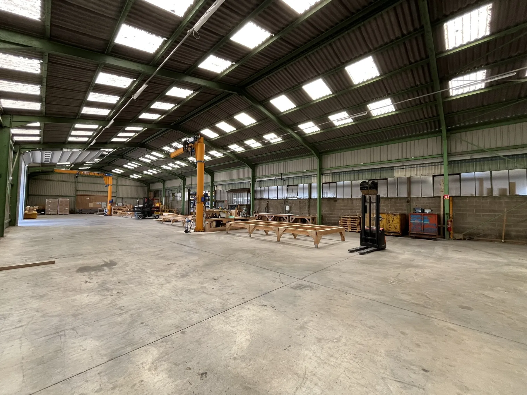 Atelier de montage DUSOGAT — équipé de potences pivotantes grande hauteur