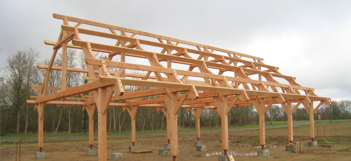 Hangar charpente traditionnelle bois massif